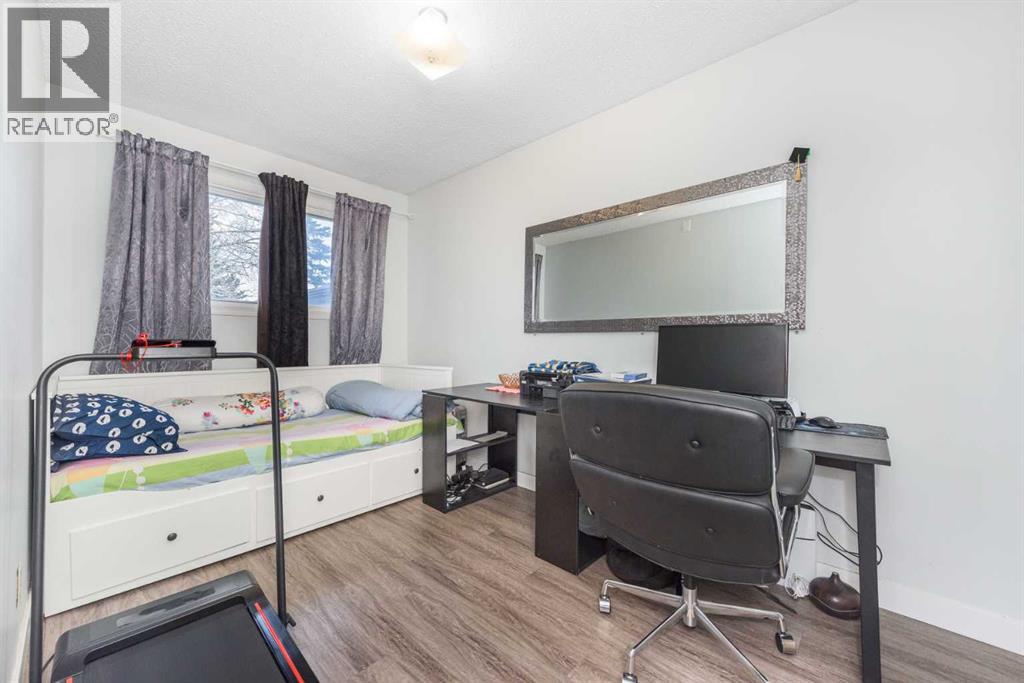 Single Family House Bi-level for Sale in  Rundleson Place NE Rundle Calgary 