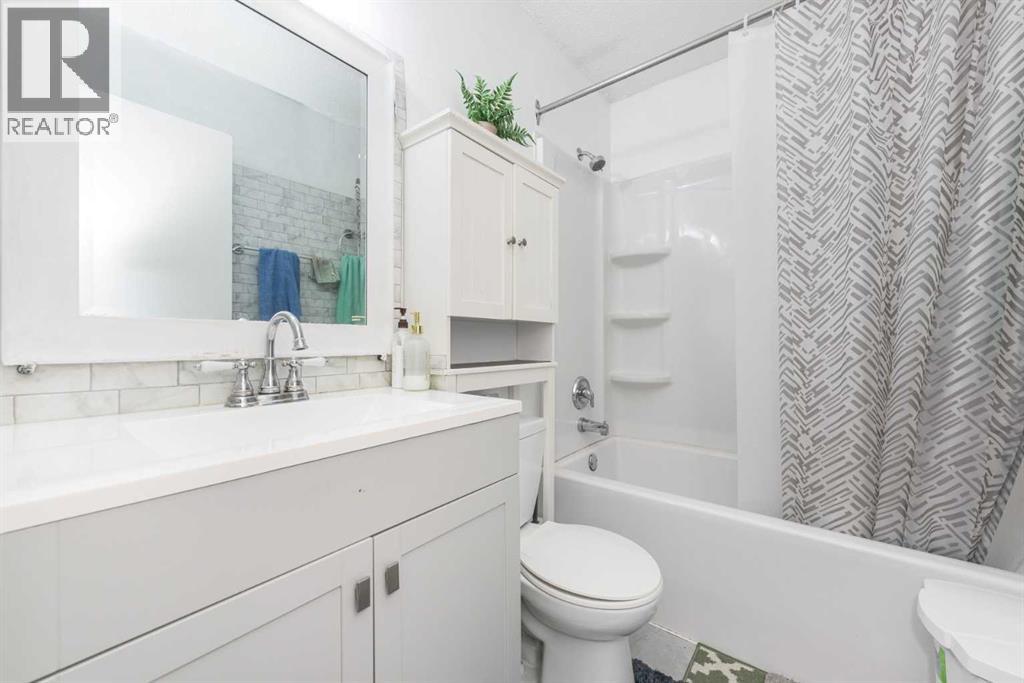 Single Family House Bi-level for Sale in  Rundleson Place NE Rundle Calgary 