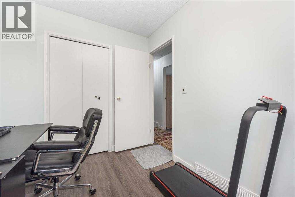 Single Family House Bi-level for Sale in  Rundleson Place NE Rundle Calgary 