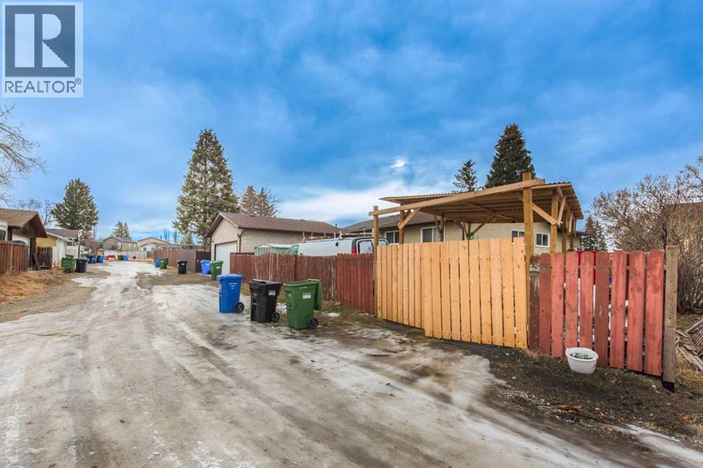 Single Family House Bi-level for Sale in  Rundleson Place NE Rundle Calgary 