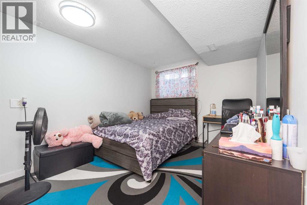 Single Family House Bi-level for Sale in  Rundleson Place NE Rundle Calgary 