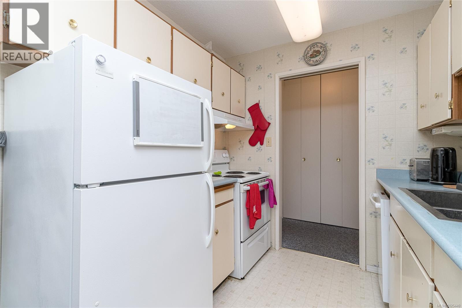 204 710 Lampson St, Esquimalt