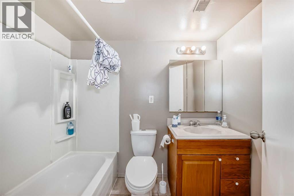 Single Family House Bi-level for Sale in  Fortalice Crescent SE Forest Heights Calgary 