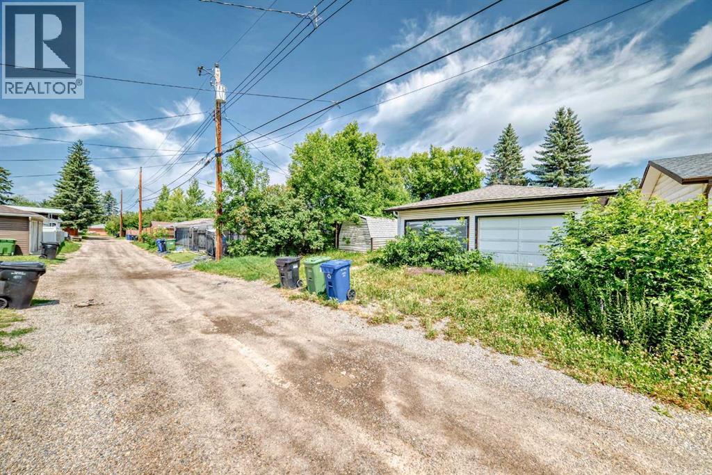 Single Family House Bi-level for Sale in  Fortalice Crescent SE Forest Heights Calgary 