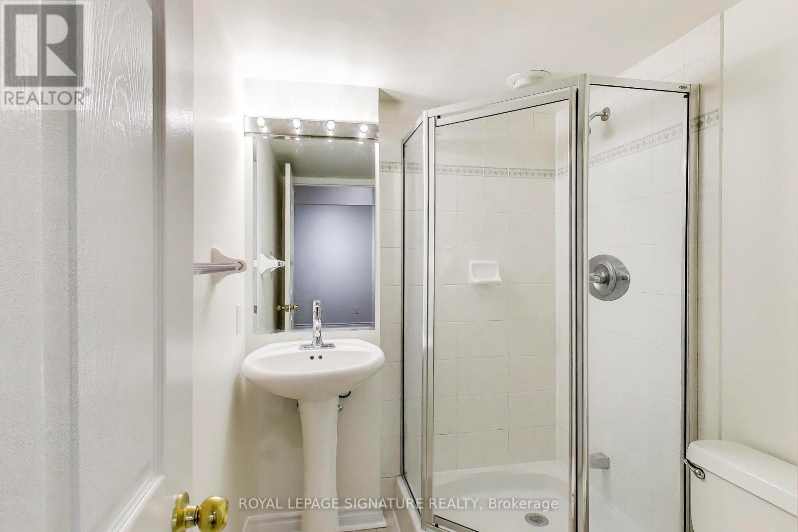 #203 18 KENASTON GARDENS - 20