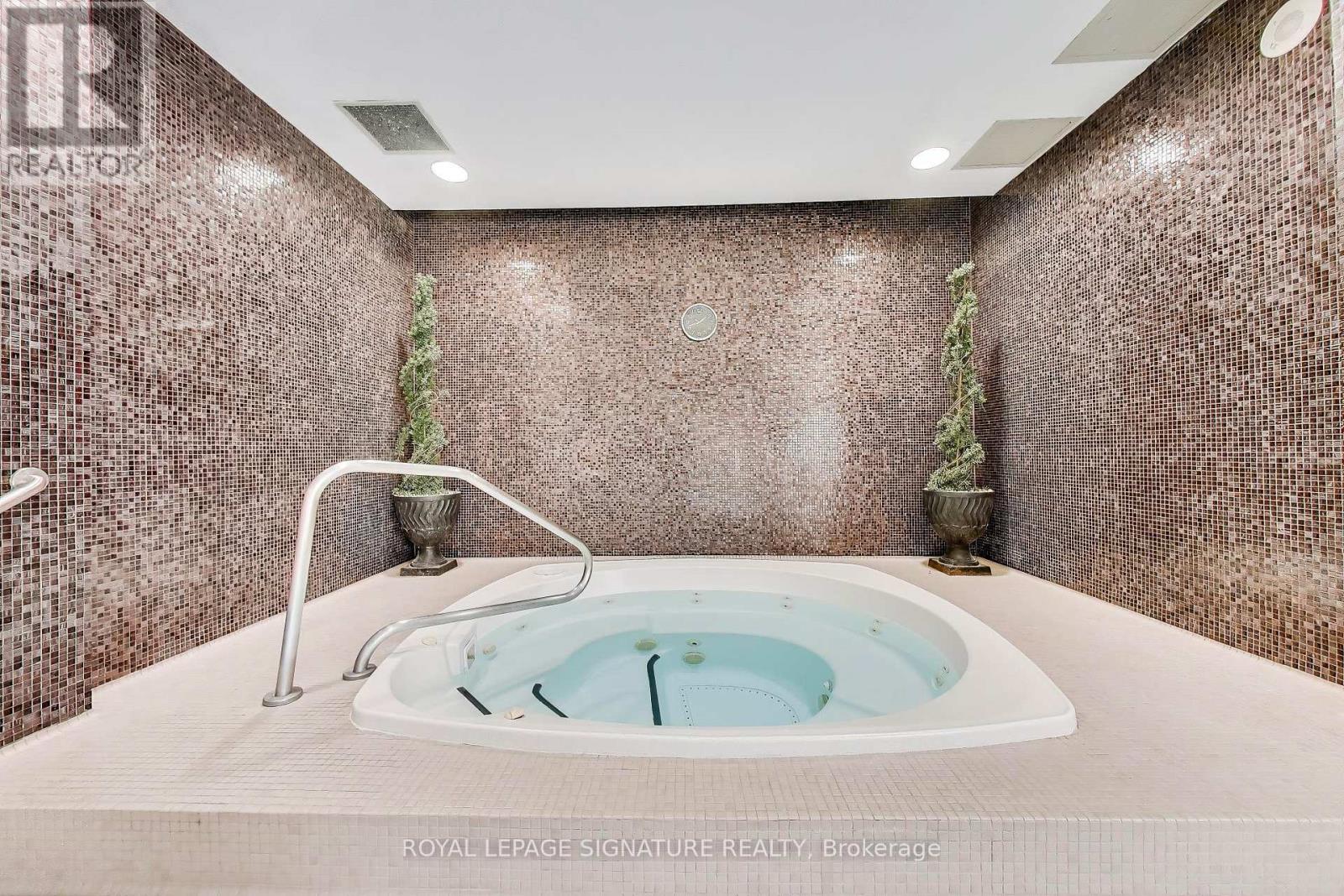 #203 18 KENASTON GARDENS - 33
