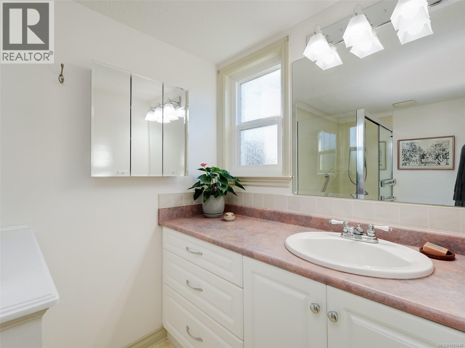 302 2340 Oak Bay Ave, Oak Bay