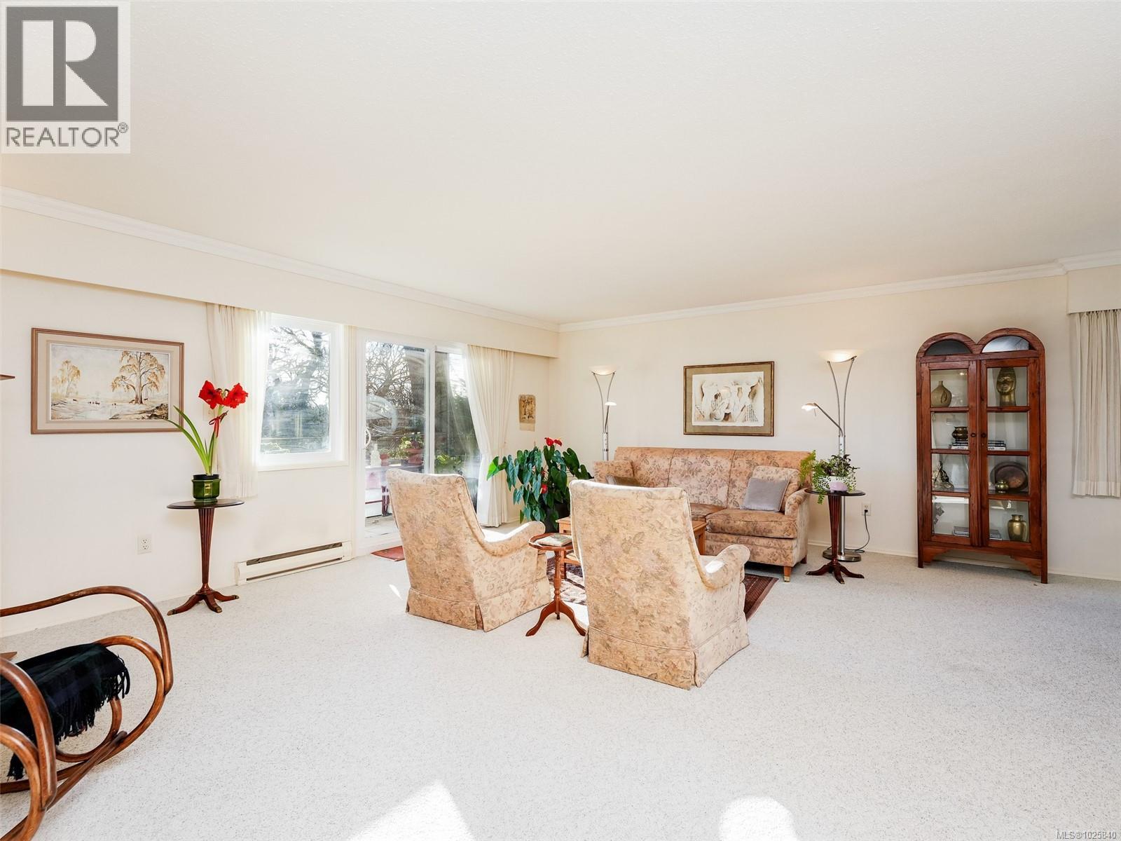 #302 2340 Oak Bay Ave - 3