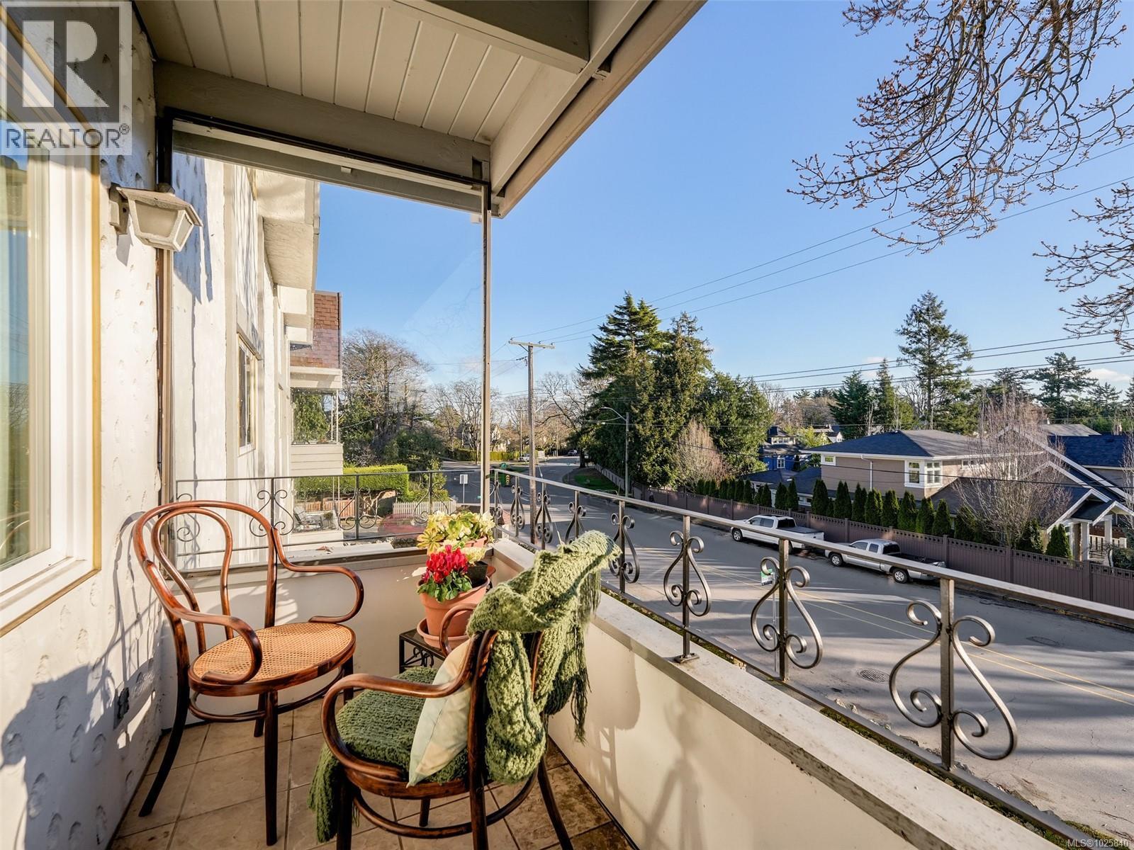 302 2340 Oak Bay Ave, Oak Bay