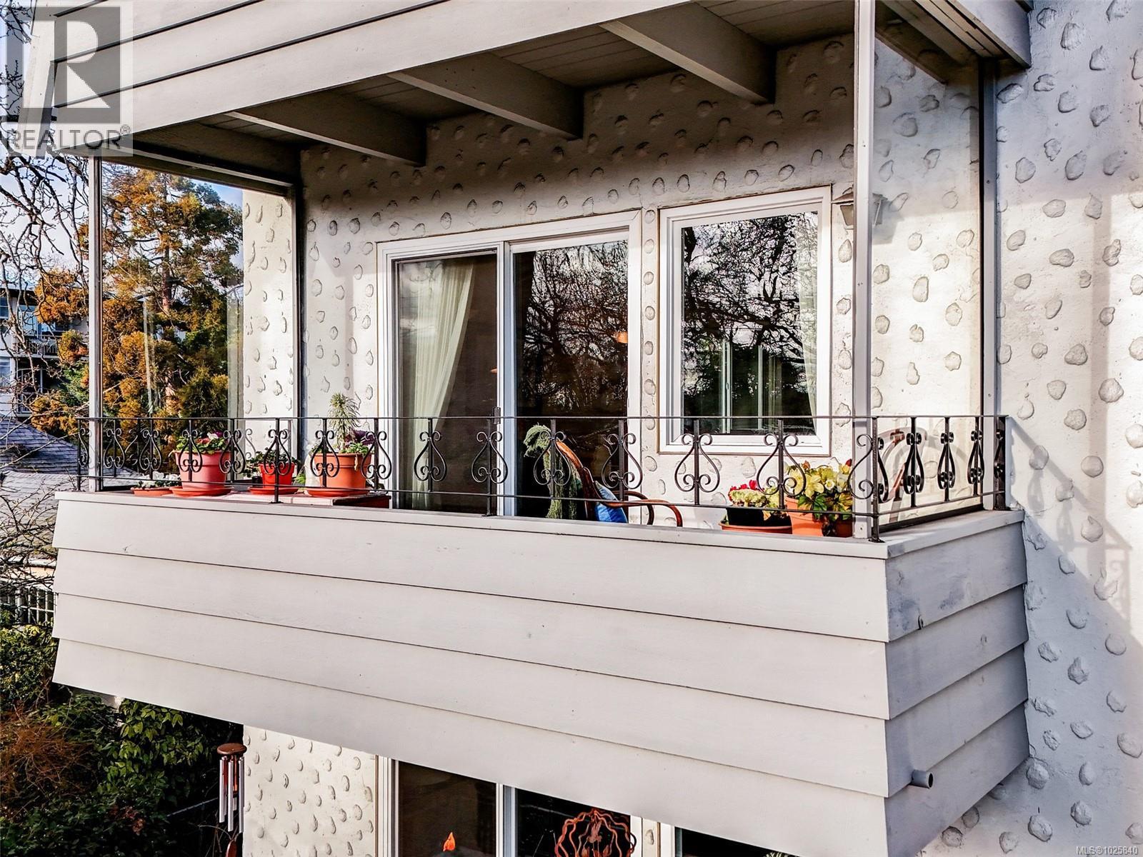 302 2340 Oak Bay Ave, Oak Bay