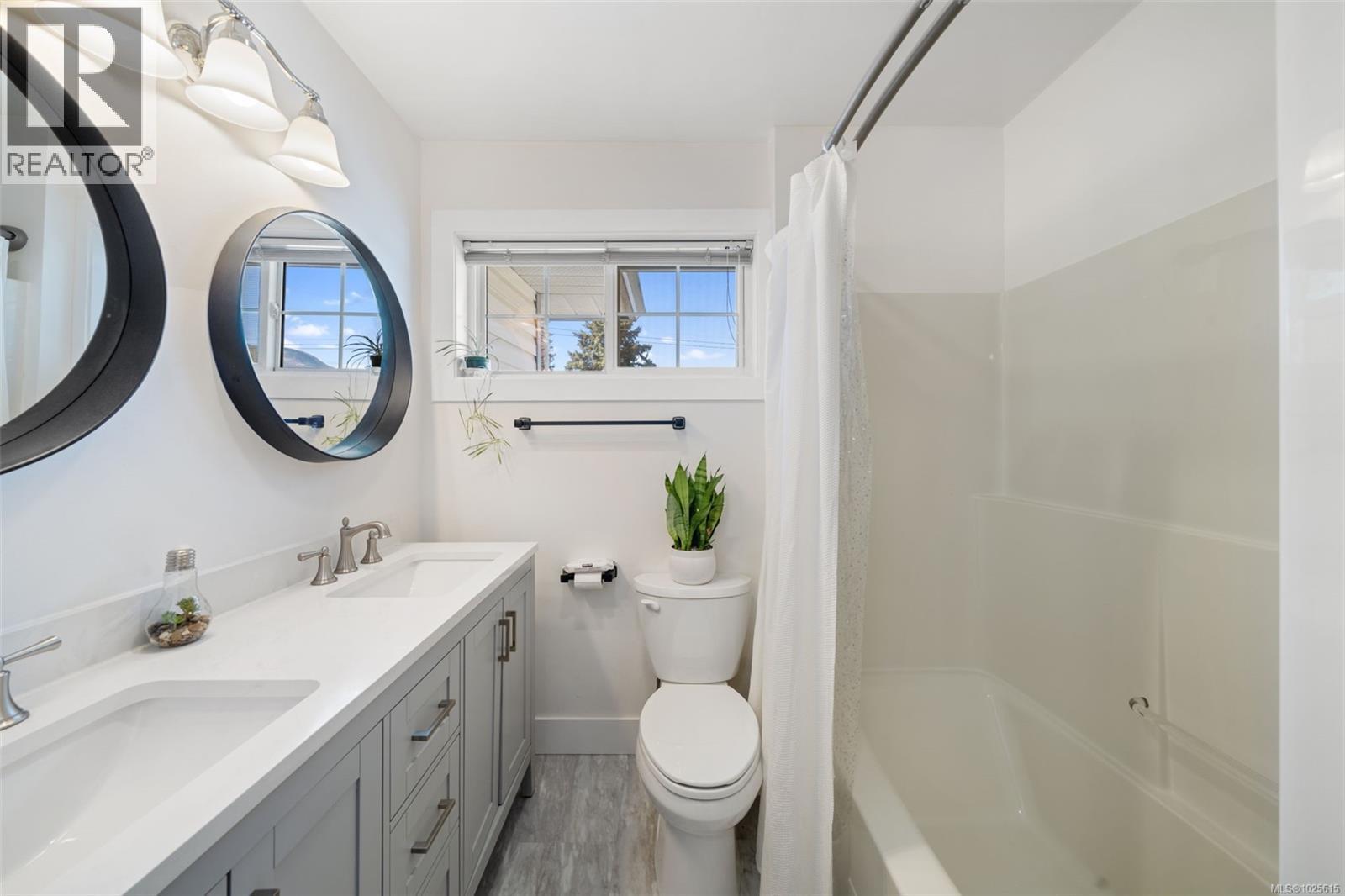 212 Cowichan Ave E, Lake Cowichan