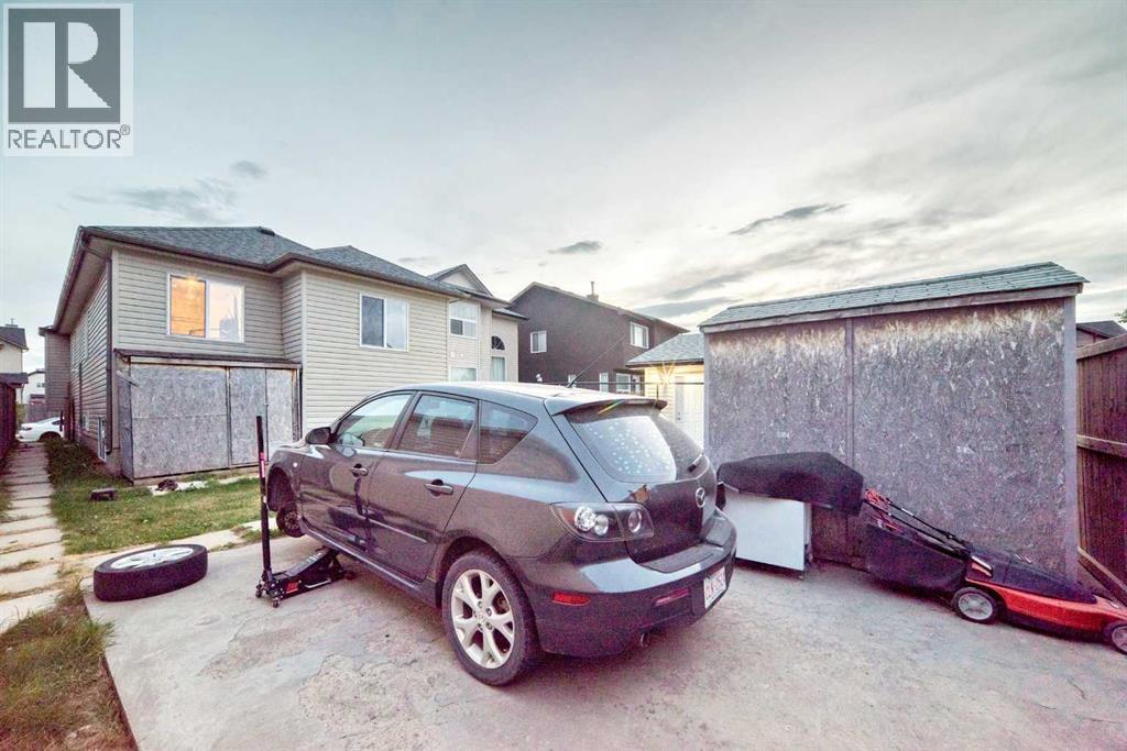 Single Family House Bi-level for Sale in  Saddlebrook Gardens NE Saddle Ridge Calgary 