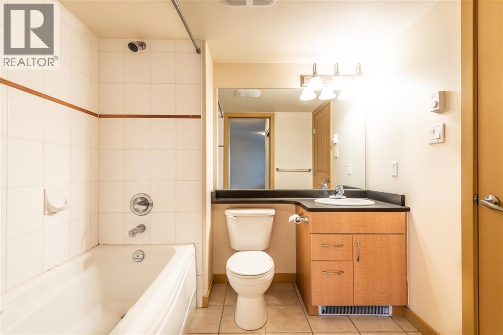 2FL 38003 SECOND AVENUE, Squamish