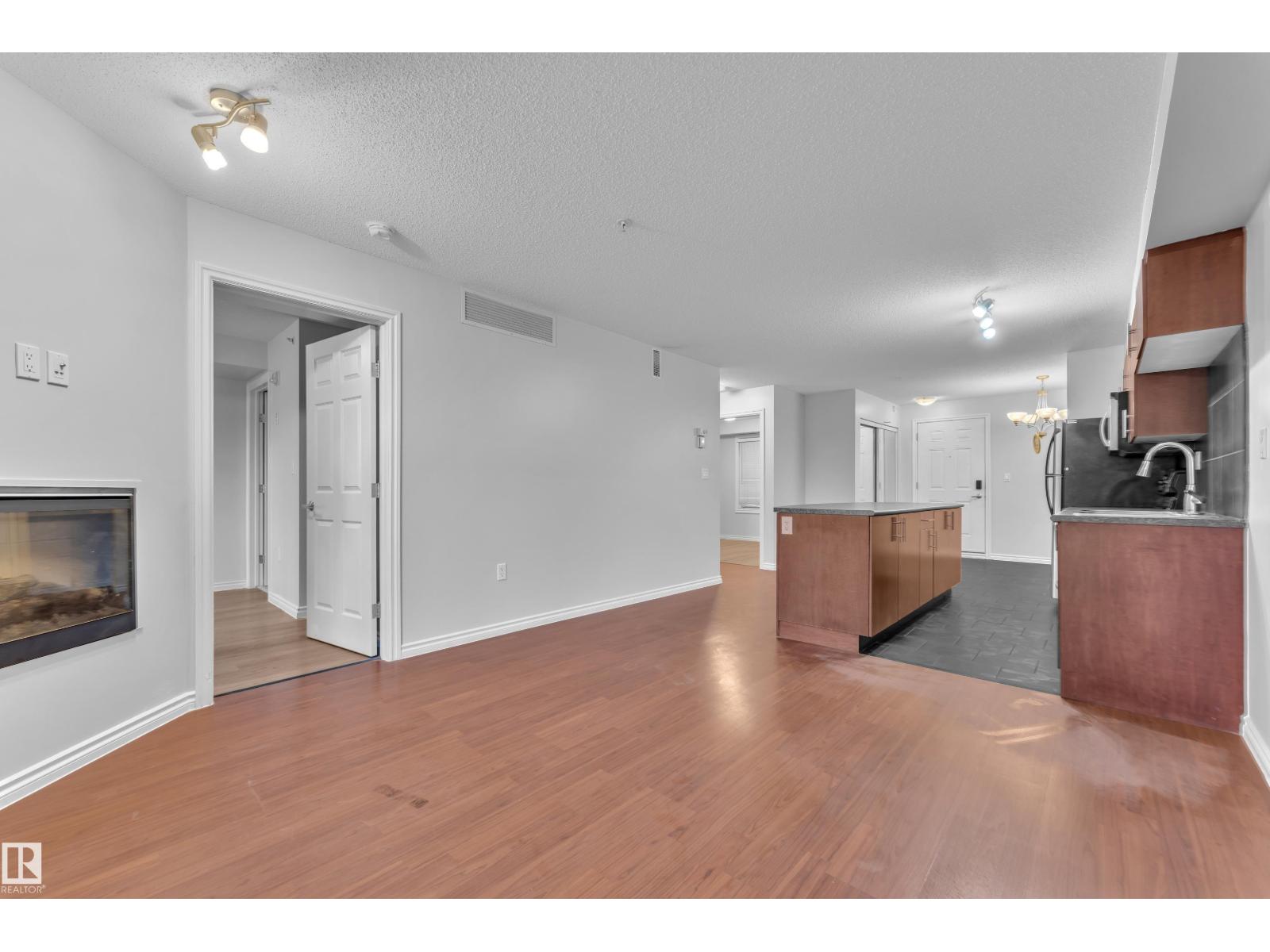 #210 10118 106 AV NW, Edmonton