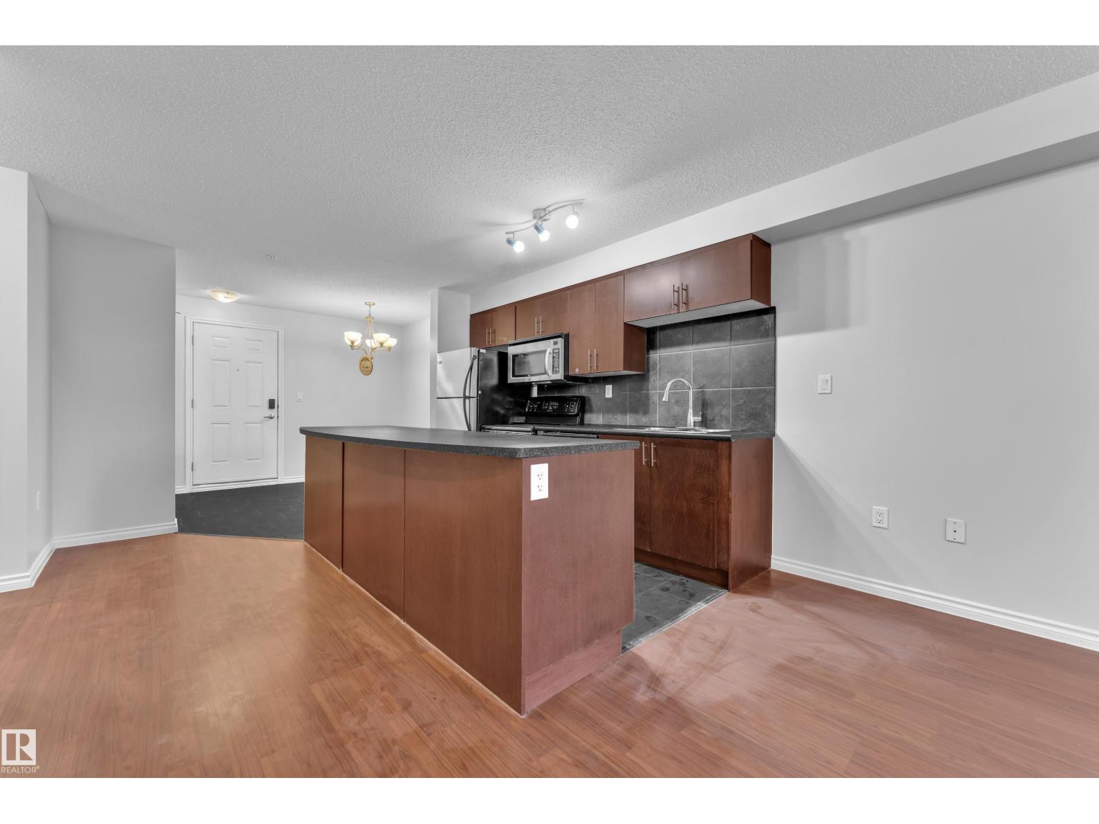 #210 10118 106 AV NW, Edmonton