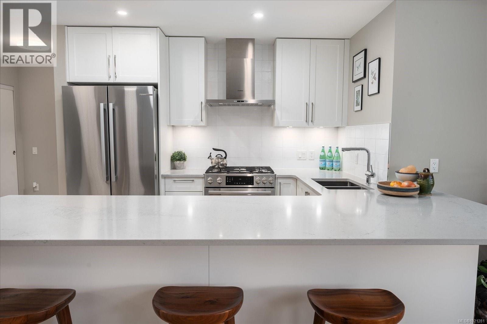 305 3529 Dolphin Dr, Nanoose Bay