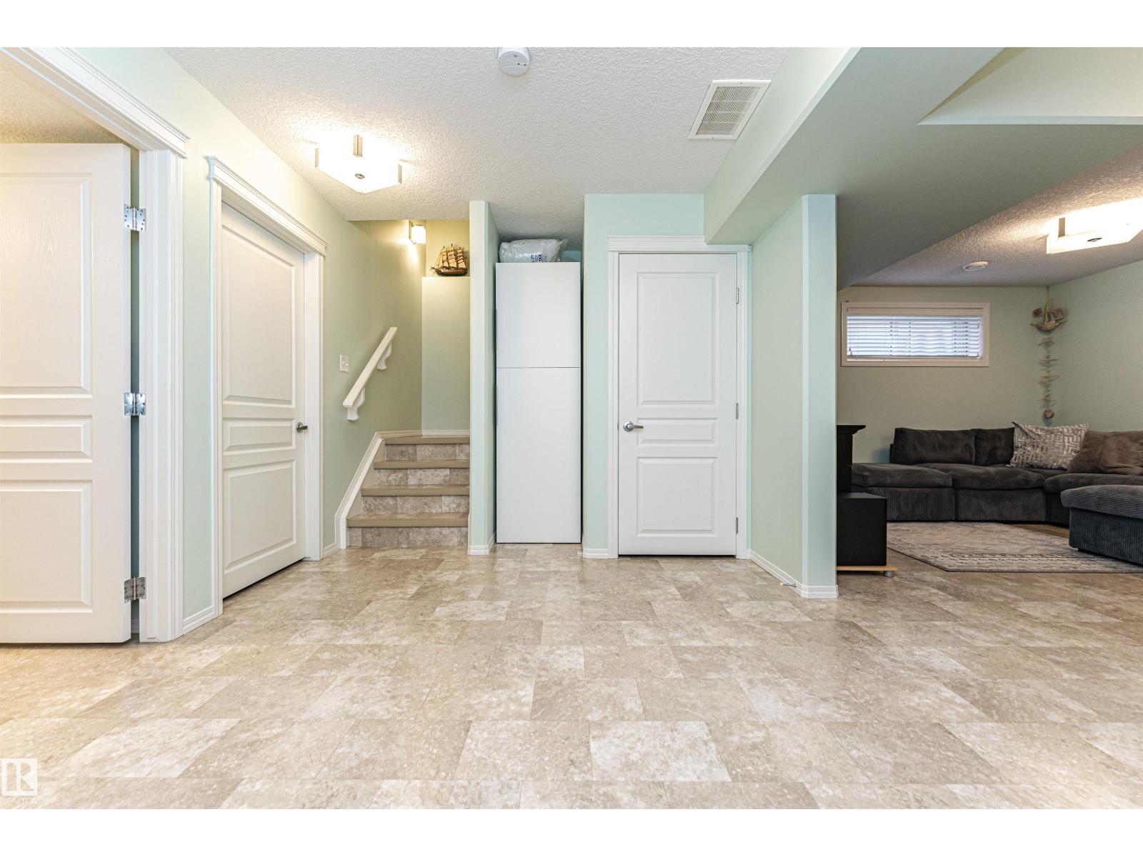 7003 174 AV NW NW, Edmonton