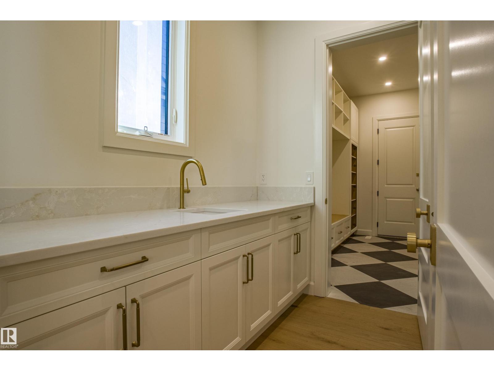 12304 39 AV NW, Edmonton