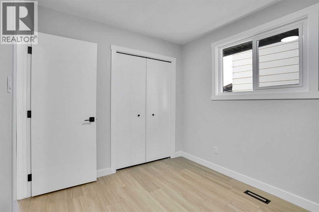 Single Family House Bi-level for Sale in  Berkley Drive NW Beddington Heights Calgary 