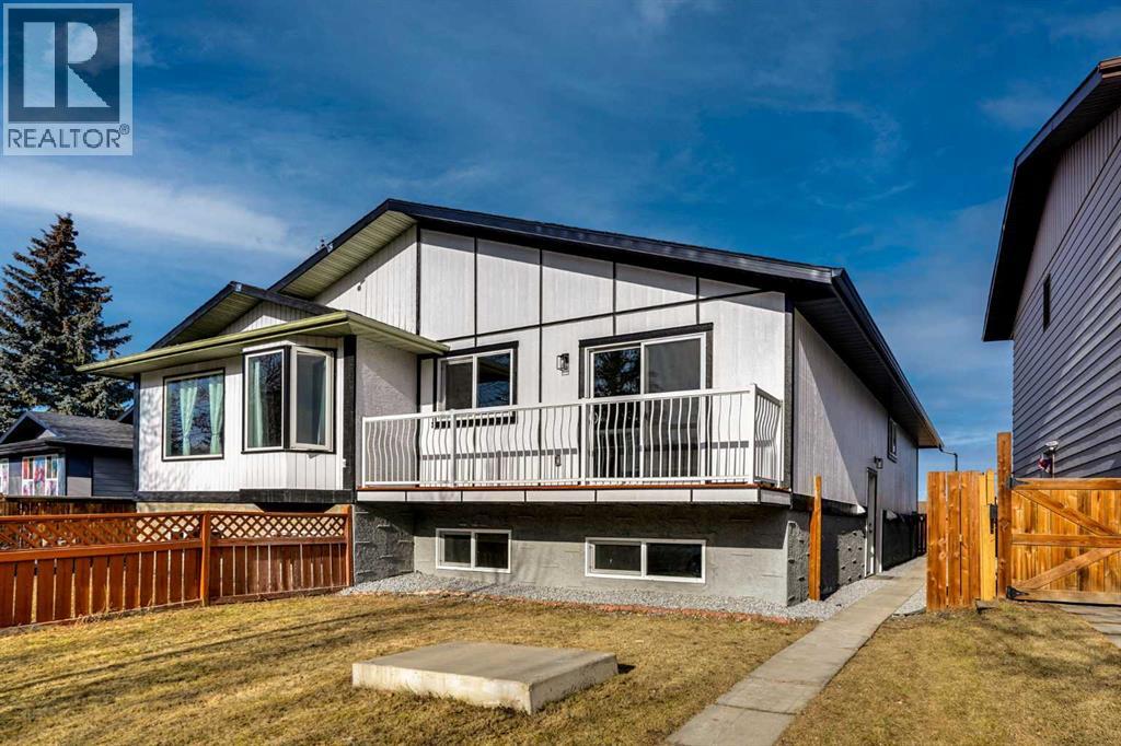 Single Family House Bi-level for Sale in  Berkley Drive NW Beddington Heights Calgary 