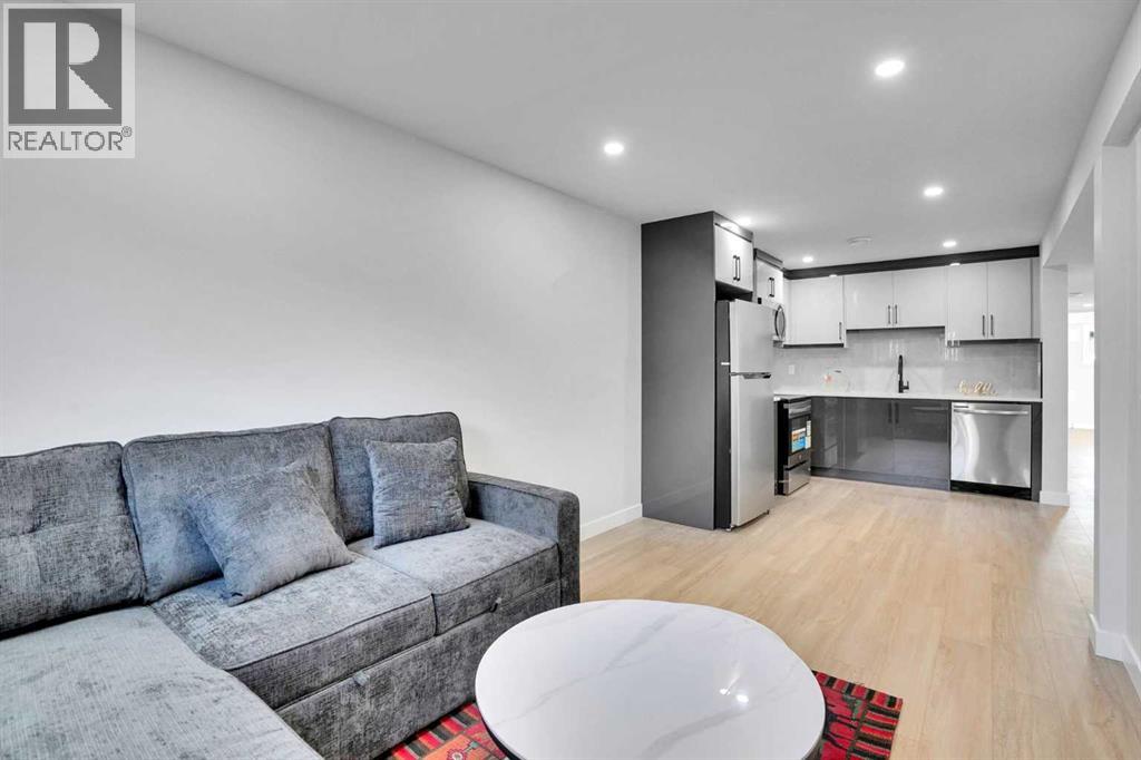 Single Family House Bi-level for Sale in  Berkley Drive NW Beddington Heights Calgary 