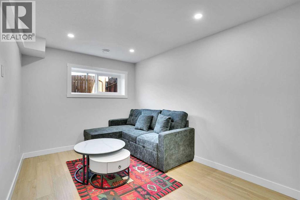 Single Family House Bi-level for Sale in  Berkley Drive NW Beddington Heights Calgary 