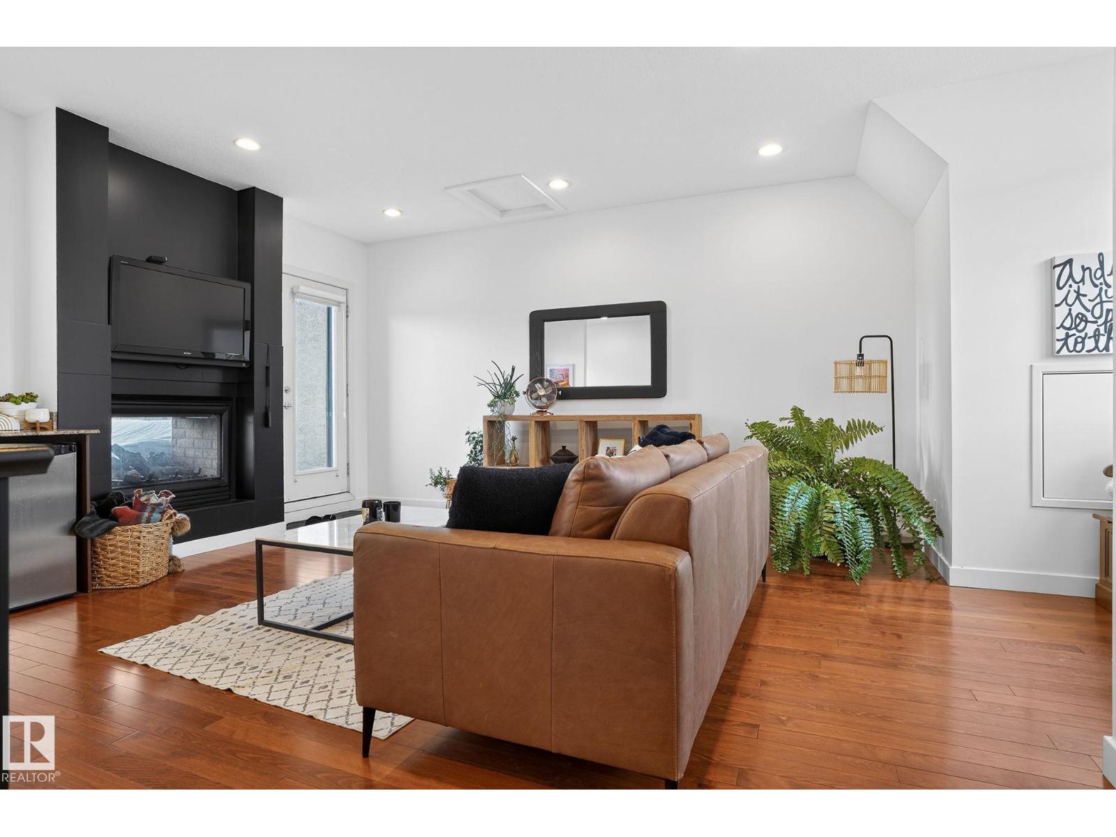 #1 9561 143 ST NW NW, Edmonton