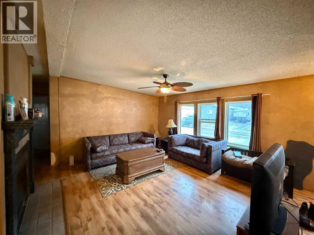 195 Skogg Avenue - Photo 3 of 15, Hinton, Alberta