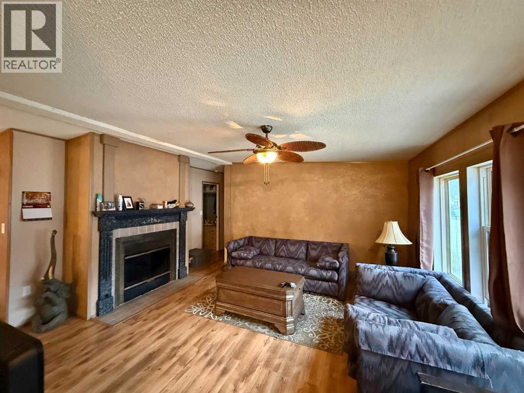 195 Skogg Avenue - Photo 4 of 15, Hinton, Alberta