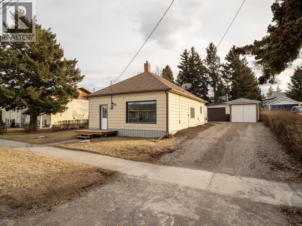 818 Mountain Street - Photo 2 of 37, Pincher Creek, Alberta