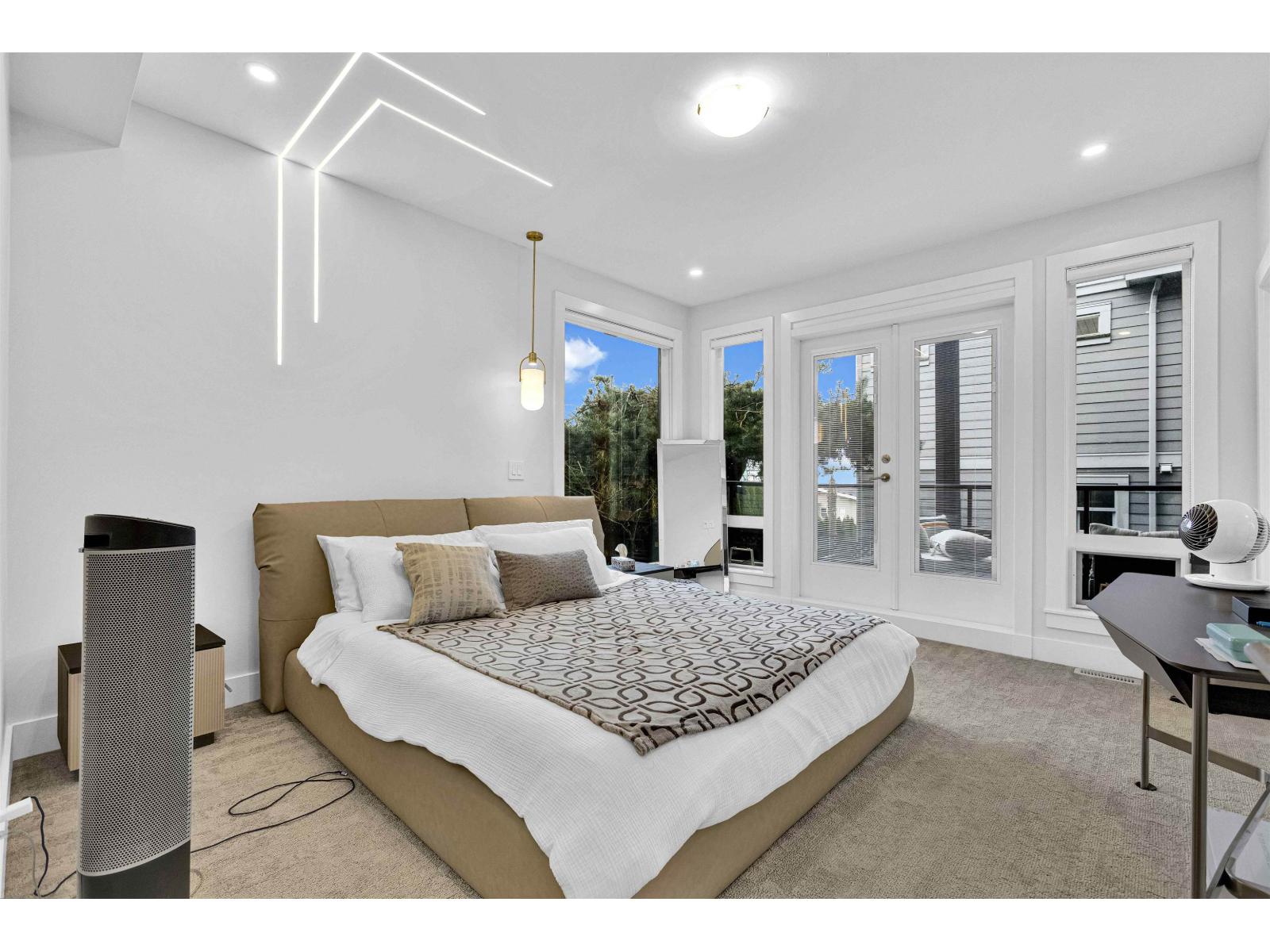 1040 LEE STREET, White Rock