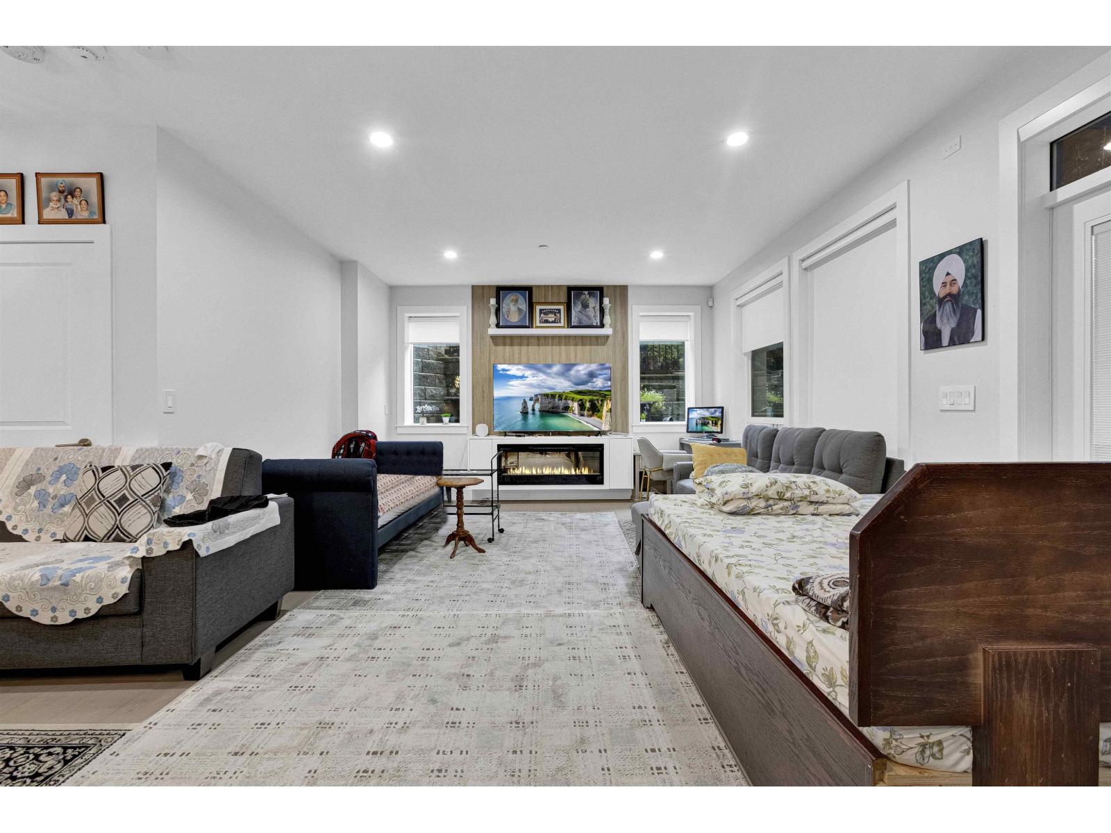 1040 LEE STREET, White Rock