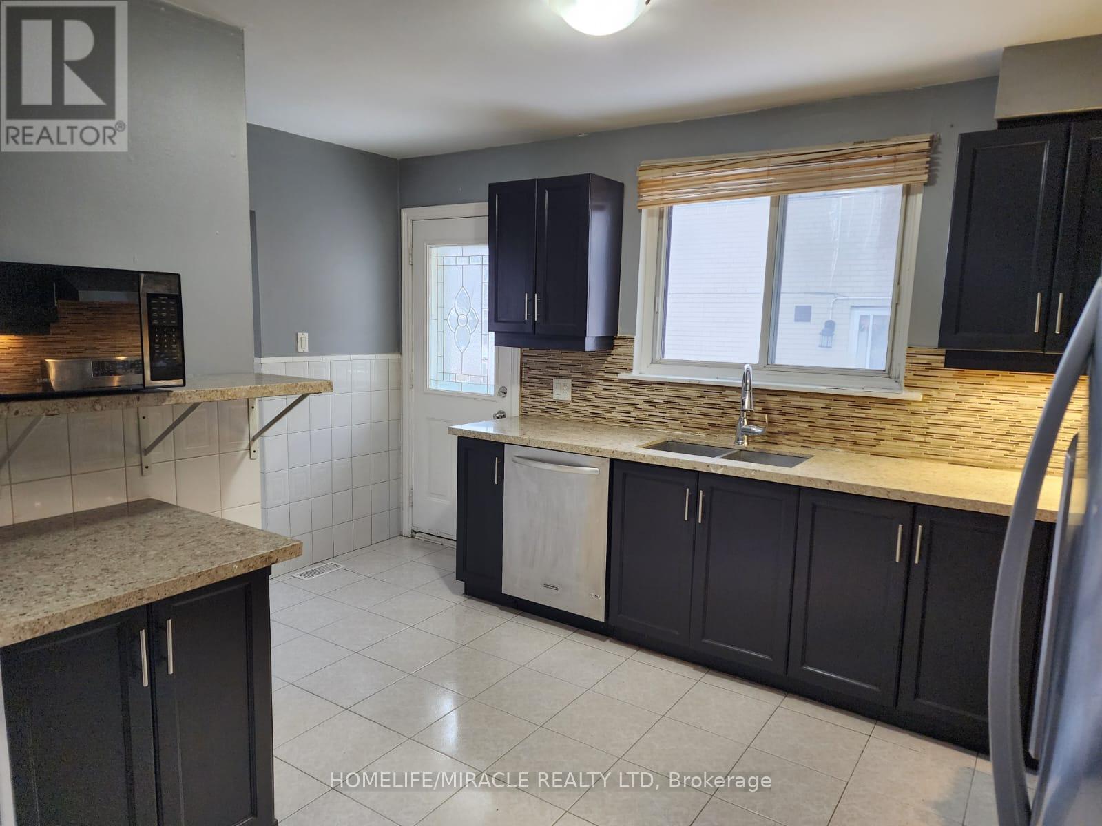 49 ALDERBURY CRESCENT - Photo 2 of 14, Brampton (Avondale), Ontario