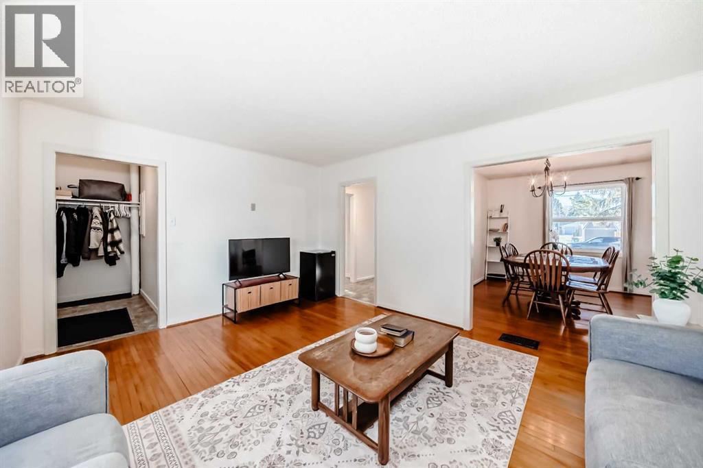 Single Family House for Sale in   Avenue Mountview Red Deer 