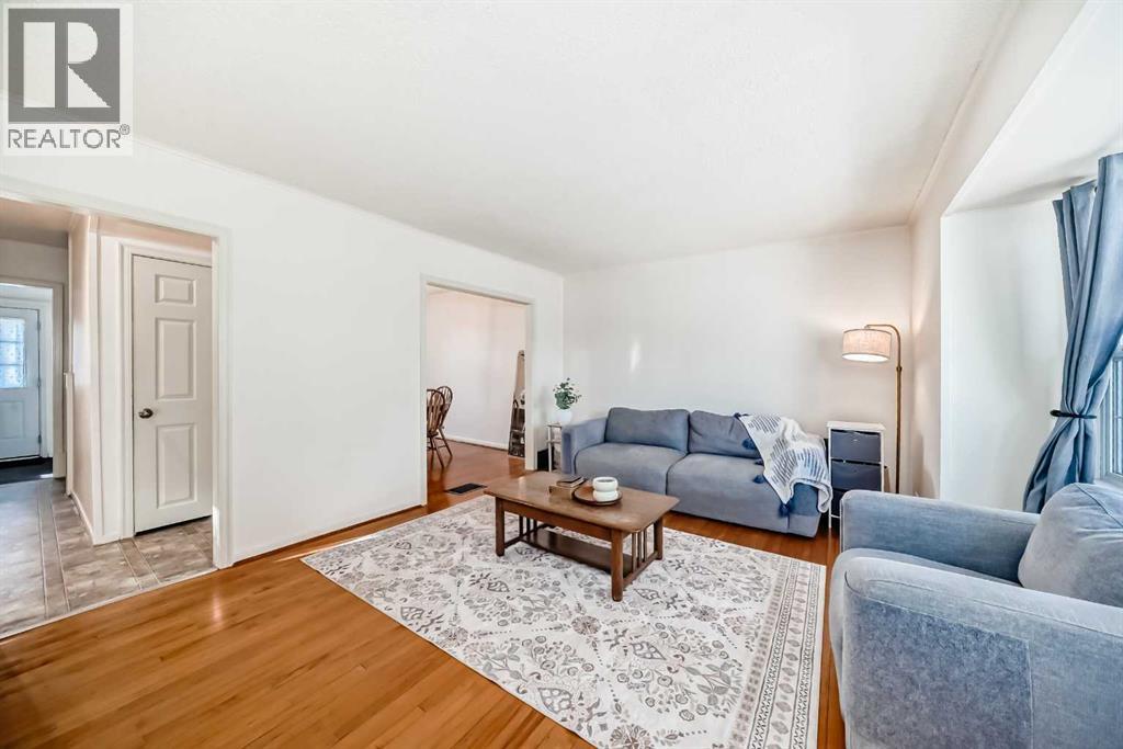 Single Family House for Sale in   Avenue Mountview Red Deer 