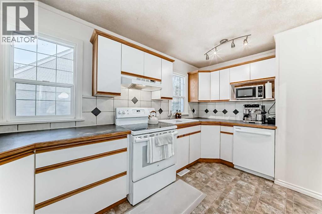 Single Family House for Sale in   Avenue Mountview Red Deer 