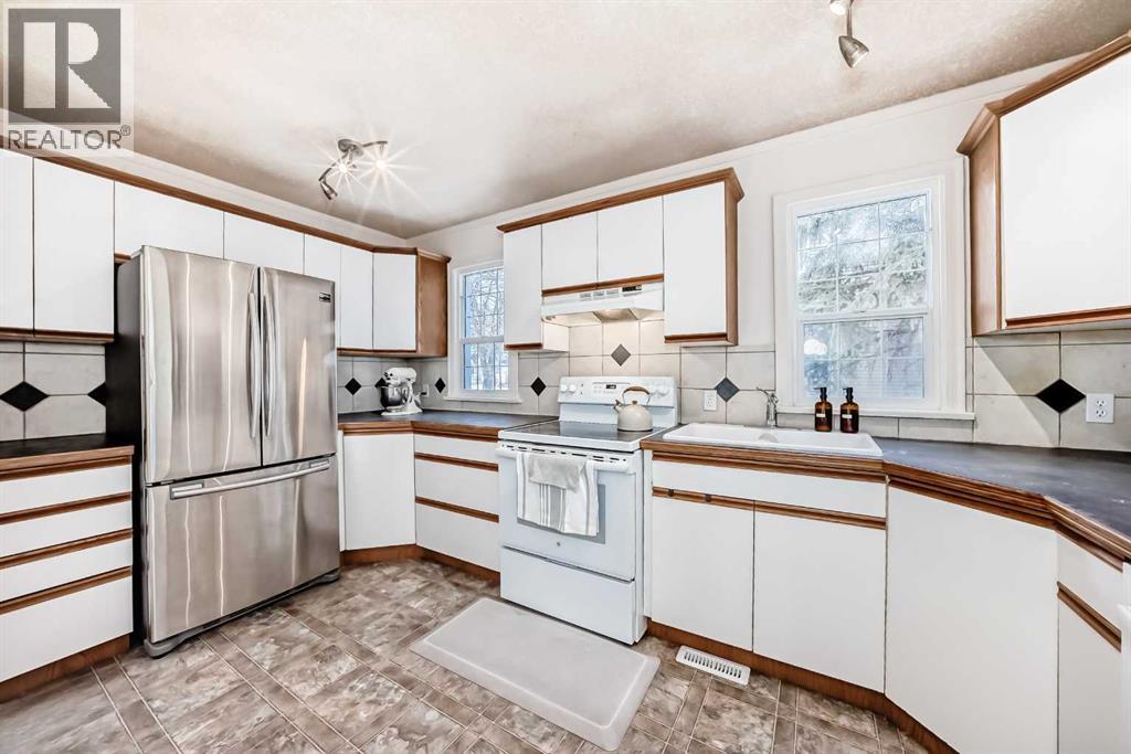 Single Family House for Sale in   Avenue Mountview Red Deer 