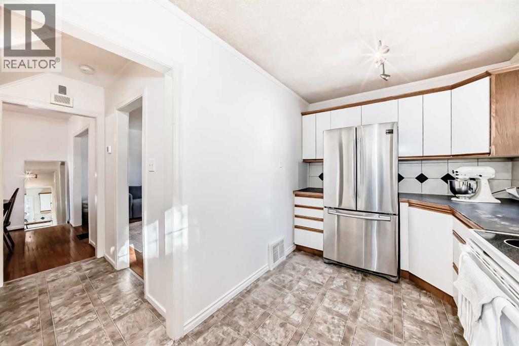 Single Family House for Sale in   Avenue Mountview Red Deer 