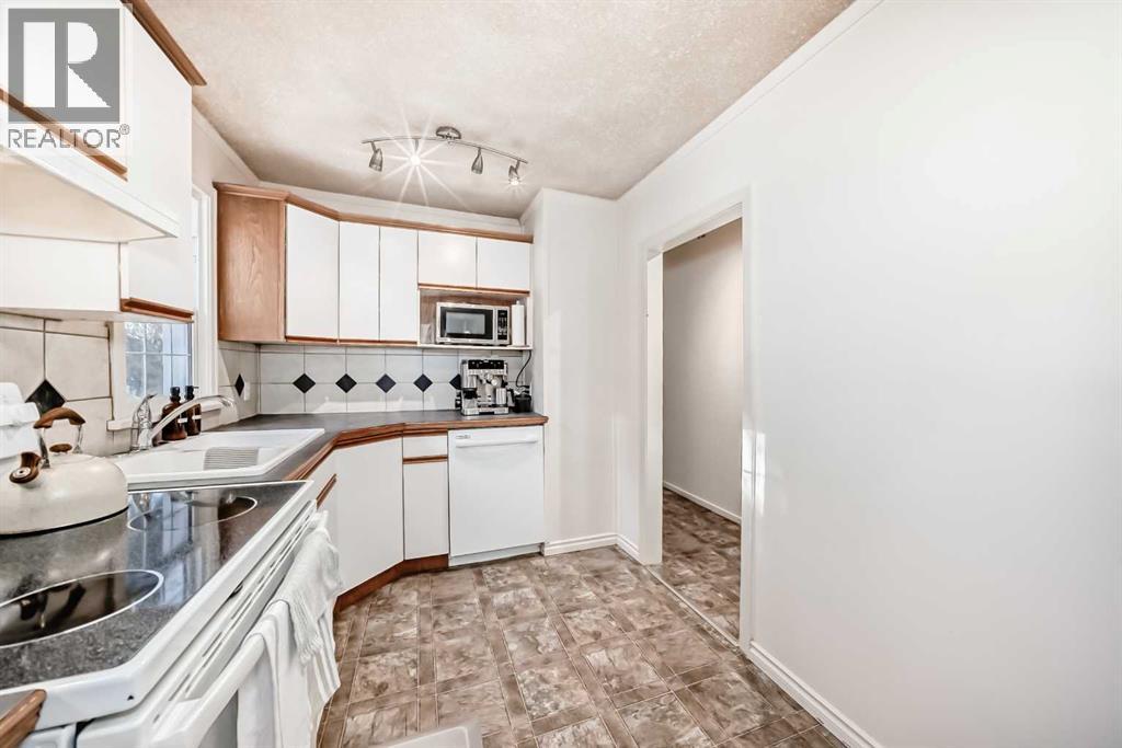 Single Family House for Sale in   Avenue Mountview Red Deer 