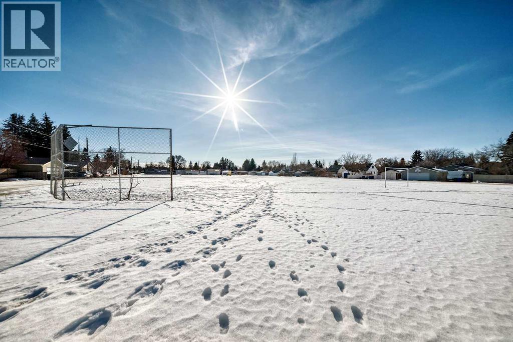 Single Family House for Sale in   Avenue Mountview Red Deer 