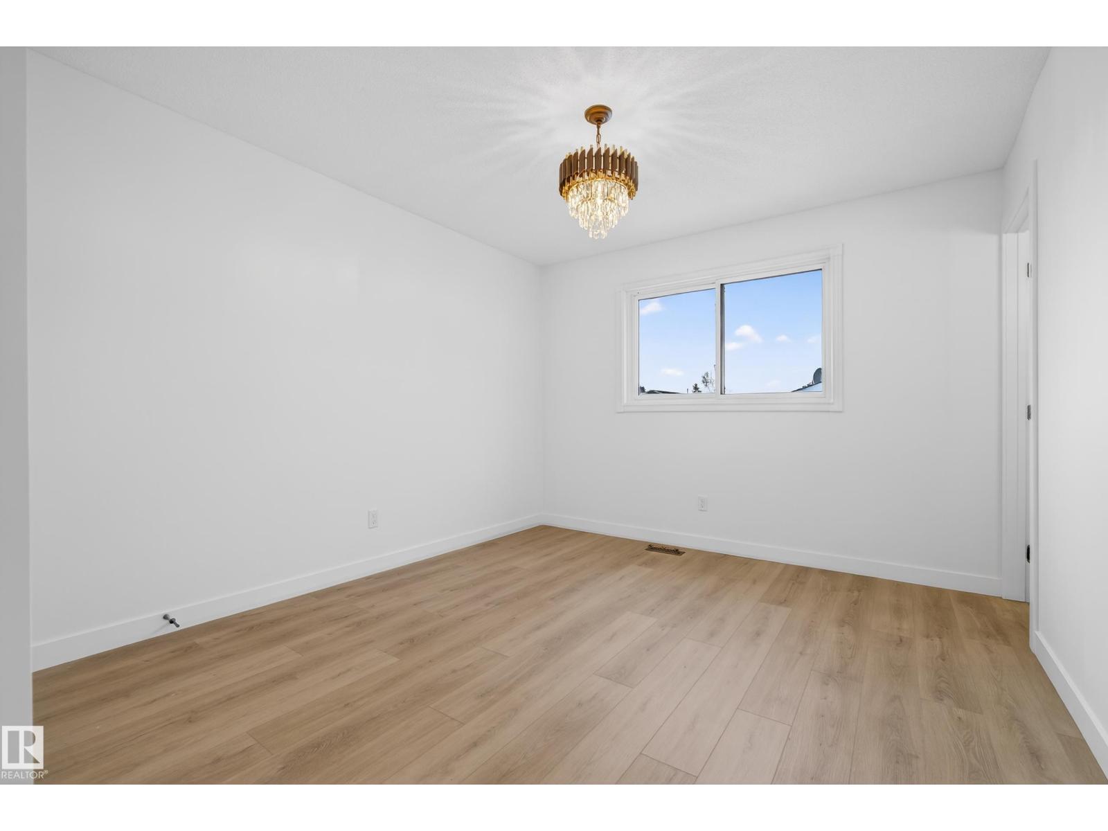 712 KNOTTWOOD RD S NW, Edmonton