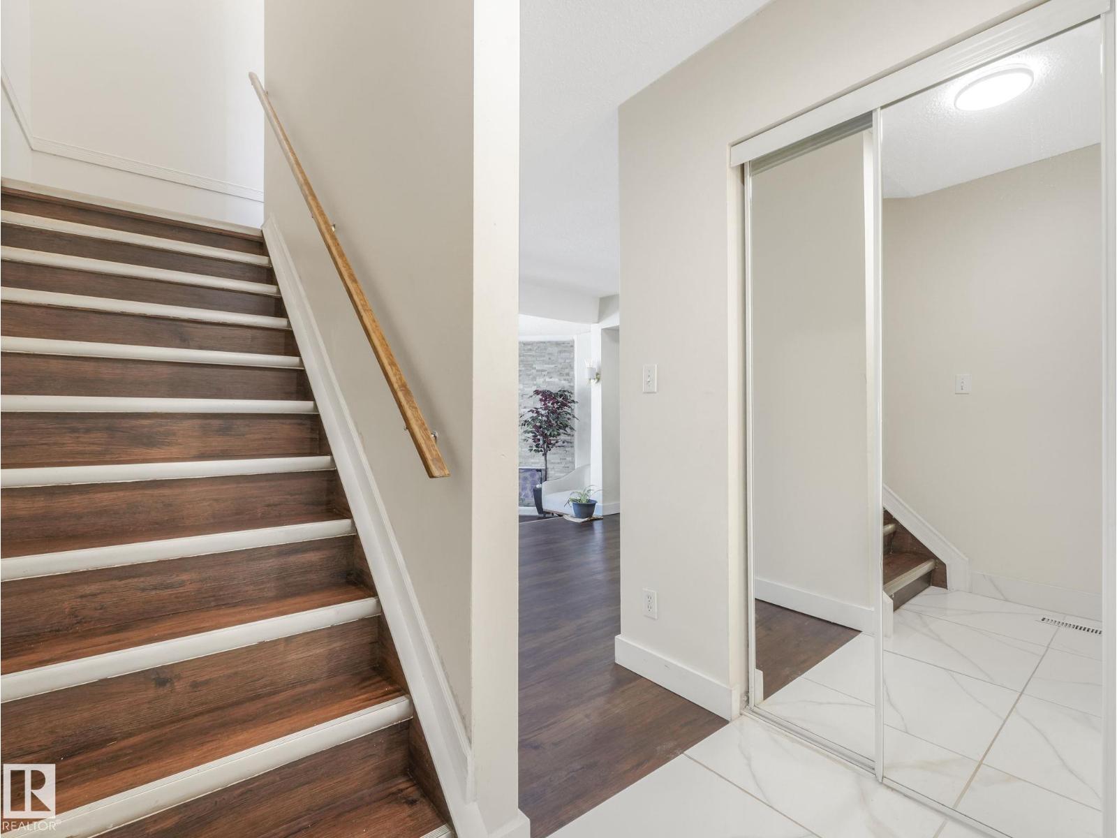 12 AKINSDALE, St. Albert