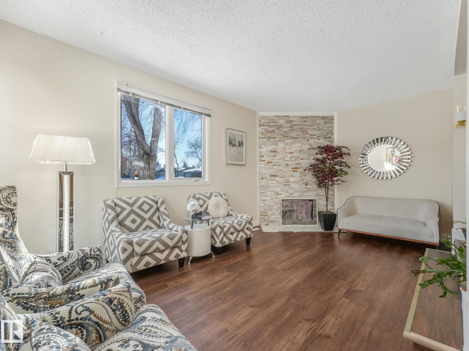 12 AKINSDALE, St. Albert