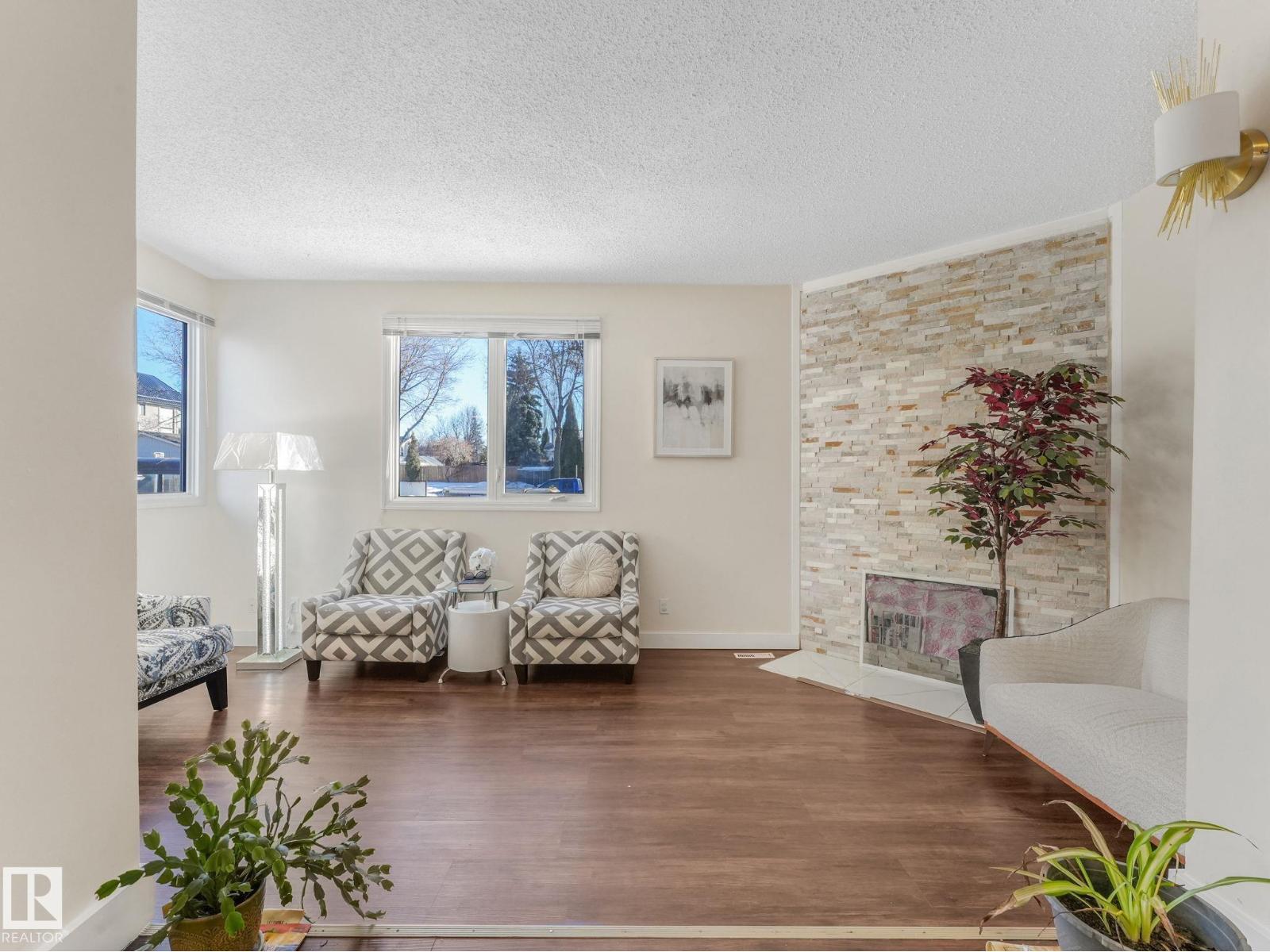 12 AKINSDALE, St. Albert