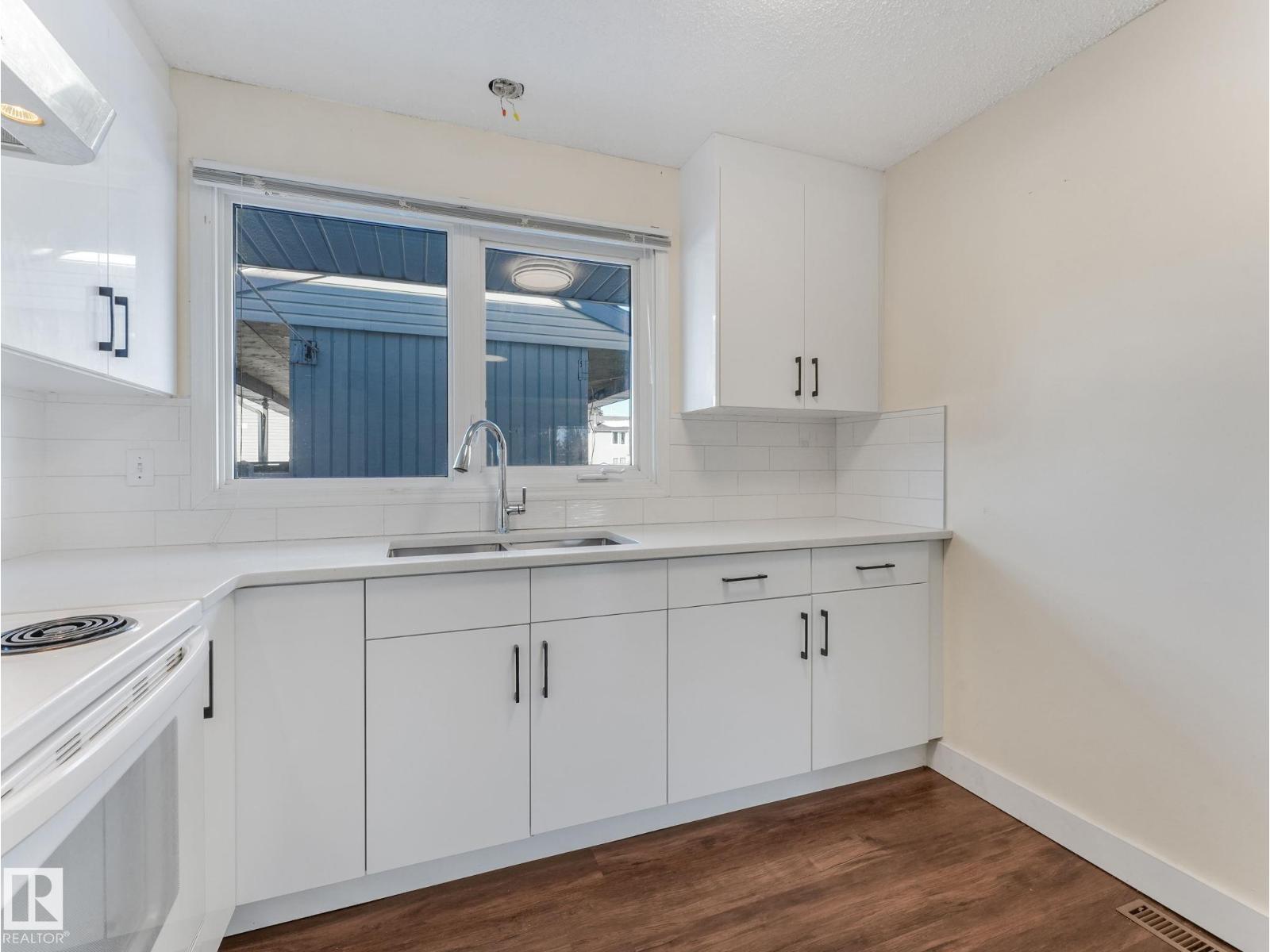 12 AKINSDALE, St. Albert