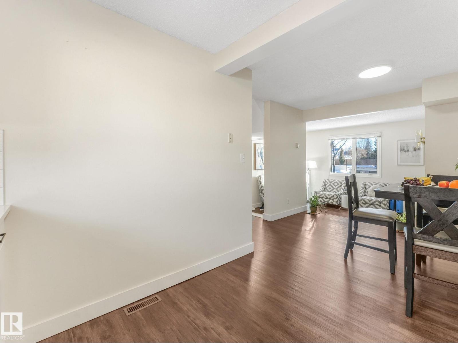 12 AKINSDALE, St. Albert