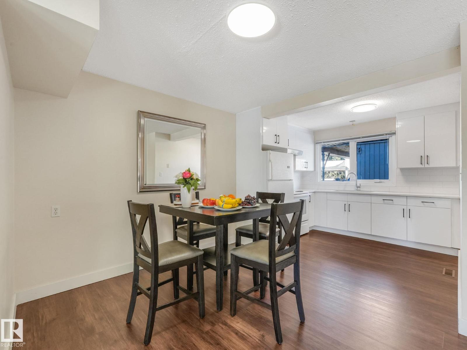 12 AKINSDALE, St. Albert