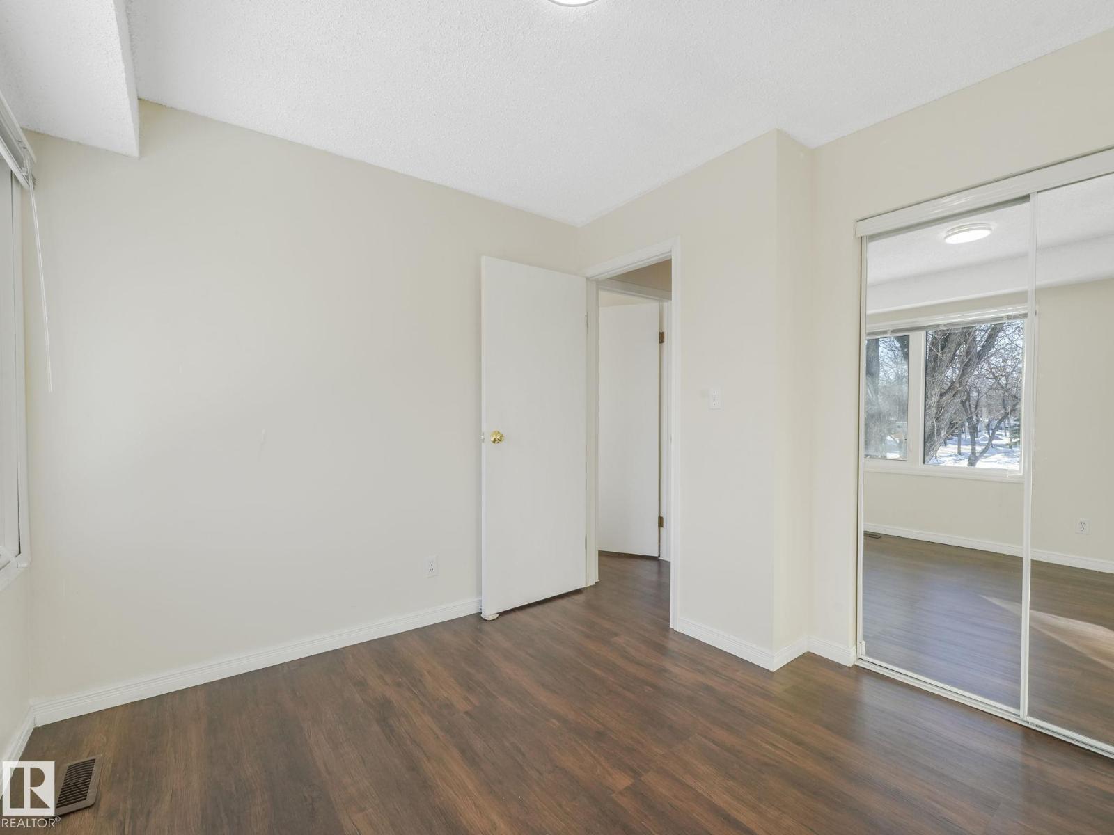 12 AKINSDALE, St. Albert