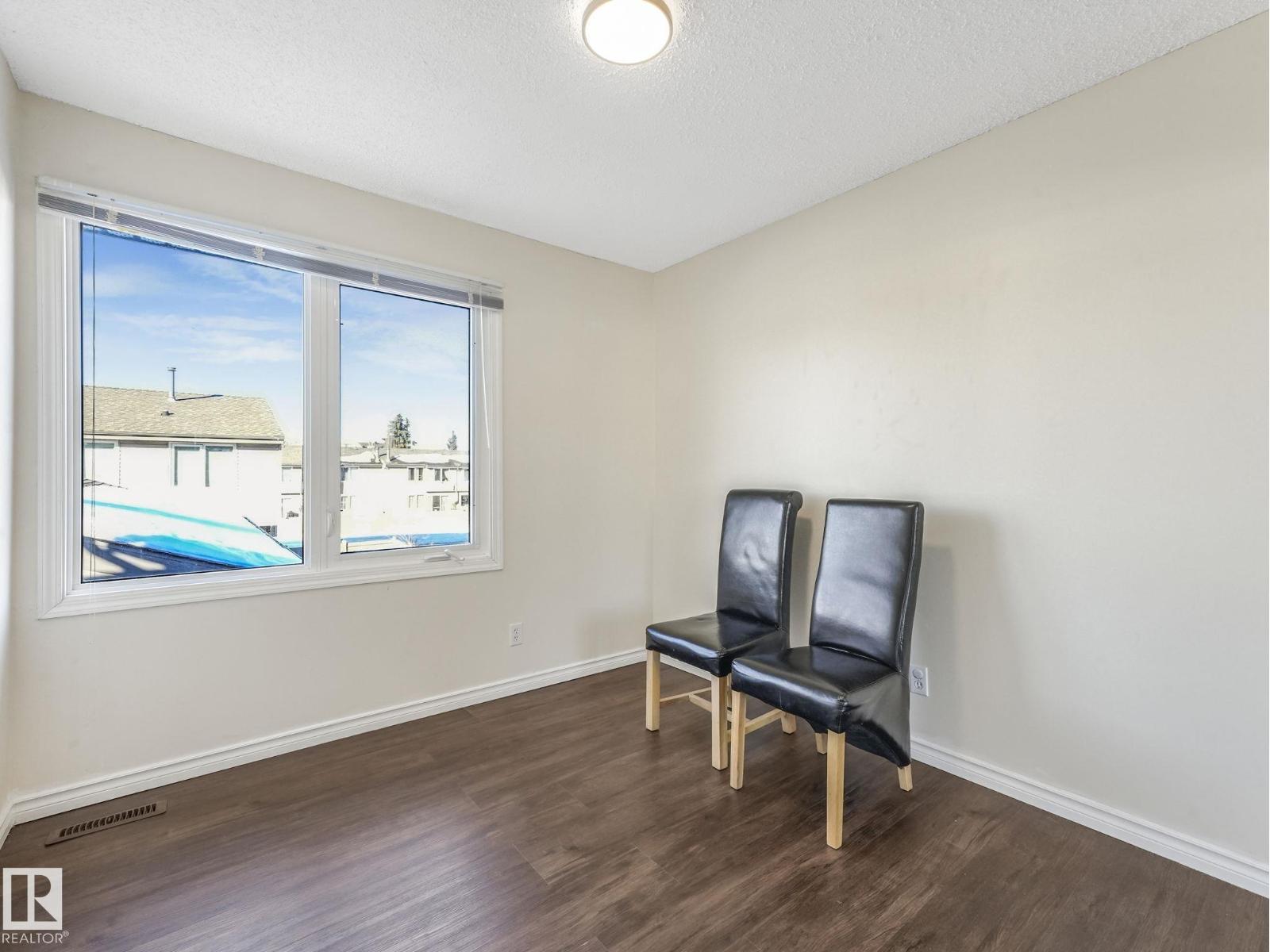 12 AKINSDALE, St. Albert