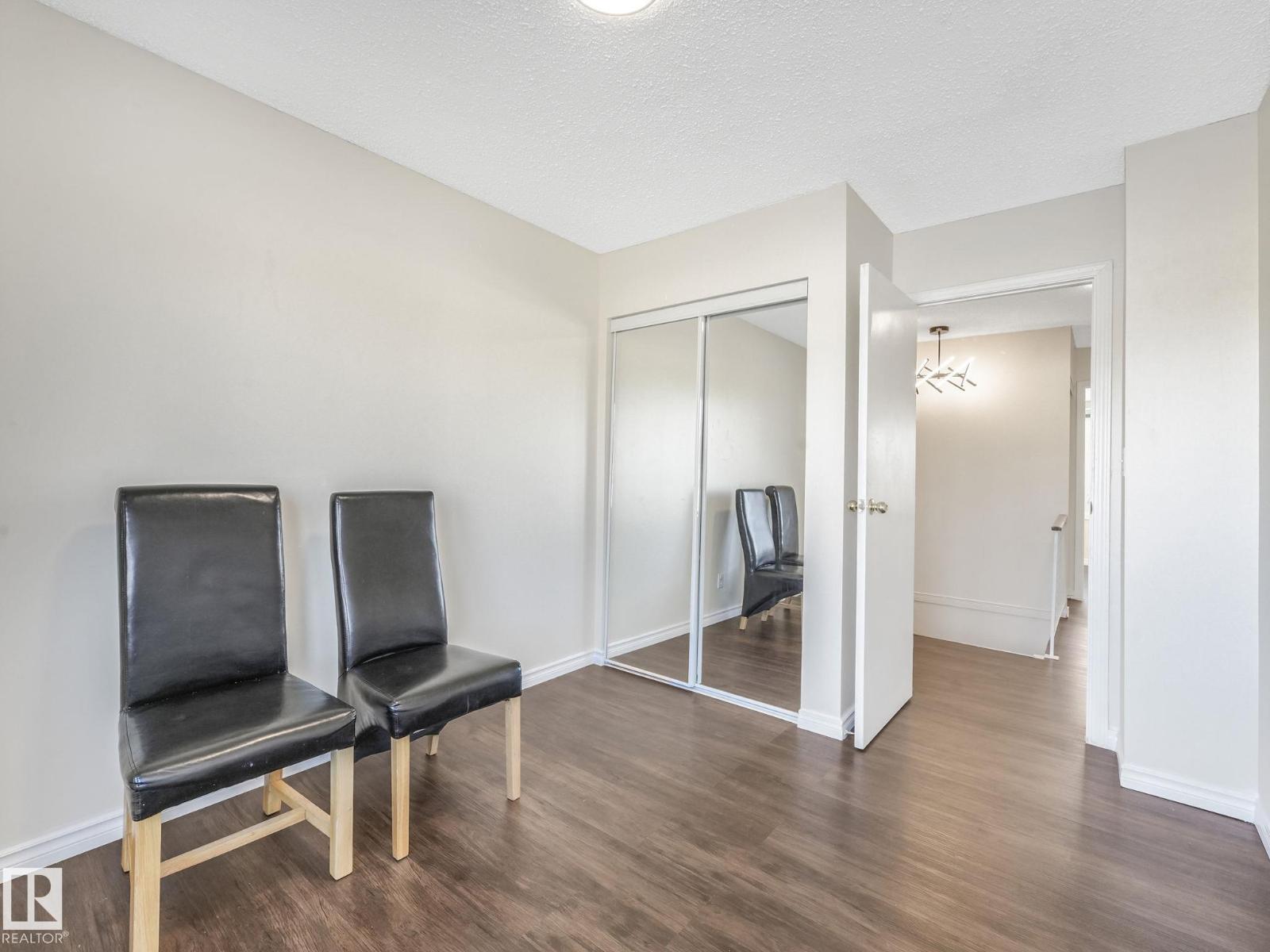 12 AKINSDALE, St. Albert